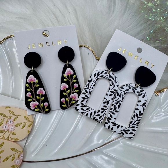 Set of Four Stylish Fashion Earrings, floral prints & leopard print - Picture 3 of 4